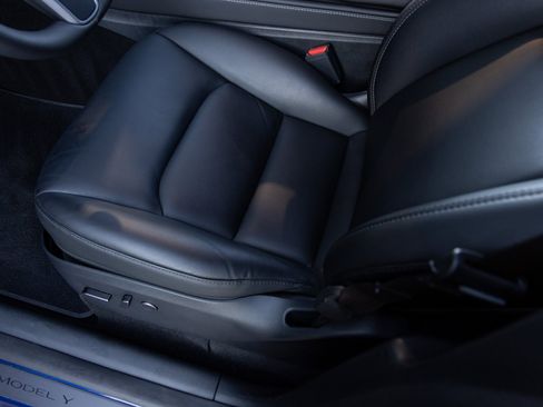 Used 2023 Tesla Model Y Performance image 17