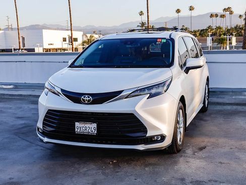 Used 2026 Toyota Sienna XLE FWD image 3