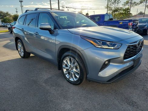 Used 2022 Toyota Highlander Limited image 2