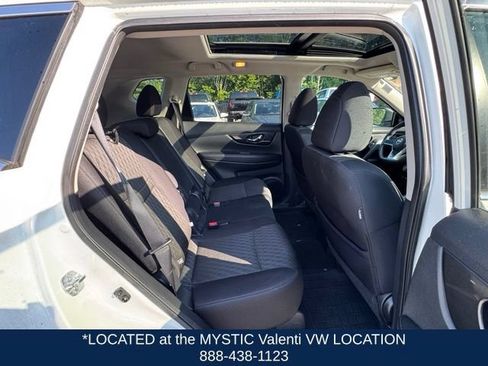 Used 2017 Nissan Rogue SV AWD/4WD image 19