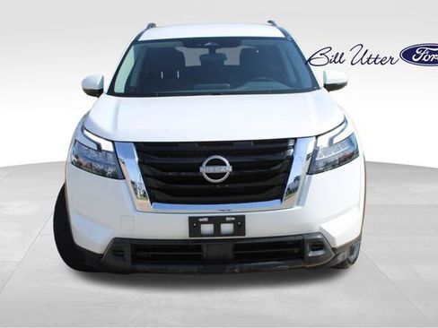 Used 2025 Nissan Pathfinder SV image 2