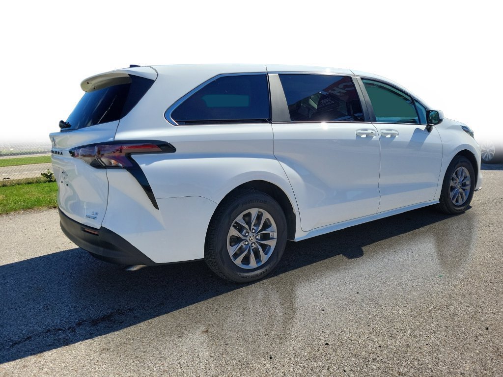 Used 2024 Toyota Sienna LE AWD/4WD image 4