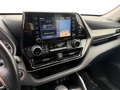 Used 2021 Toyota Highlander XLE image 12