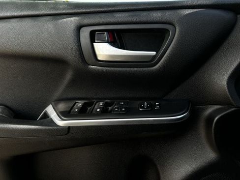 Used 2017 Toyota Camry SE FWD image 23