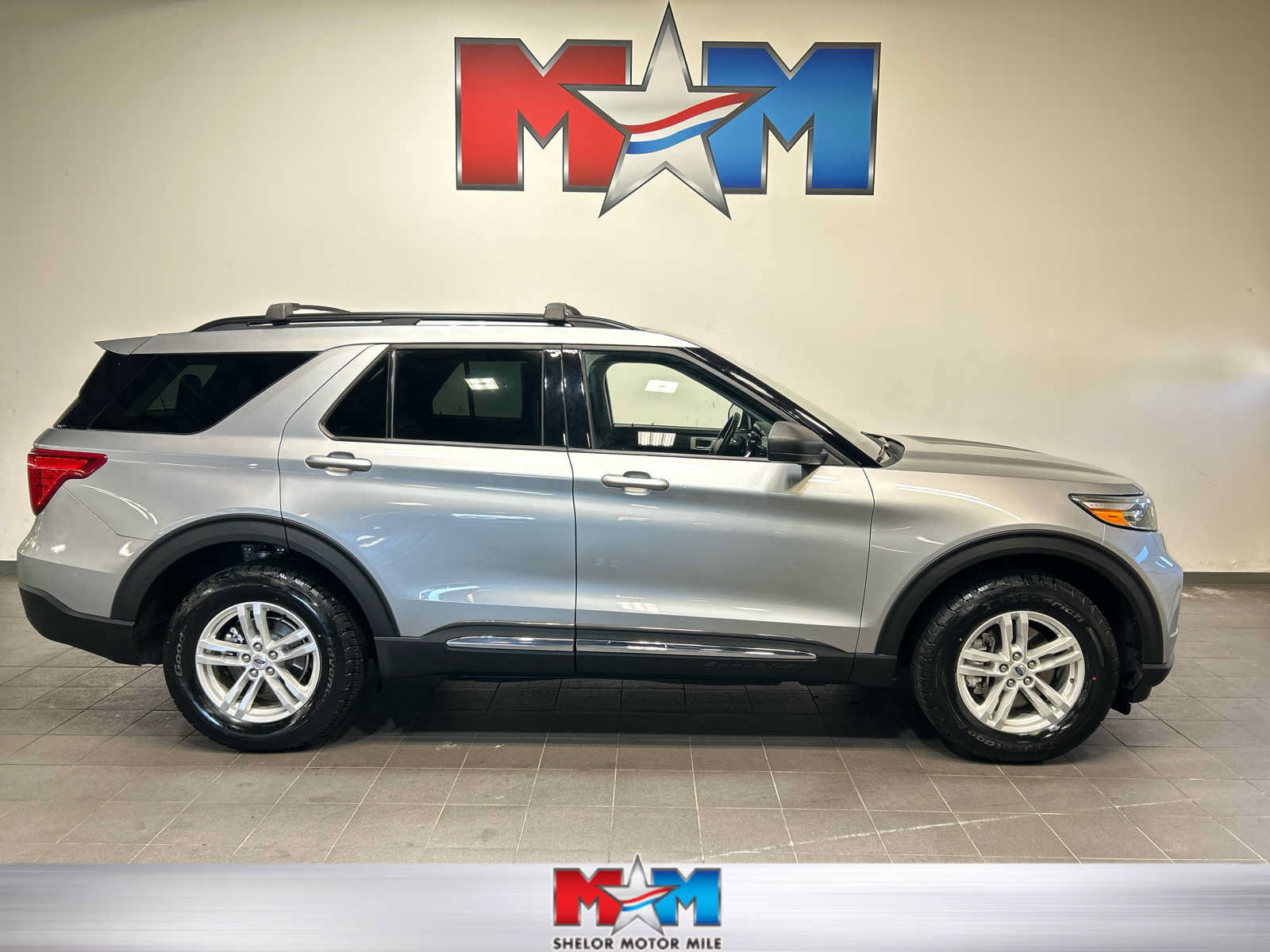 Used 2022 Ford Explorer XLT w/ Equipment Group 202A AWD/4WD image 1