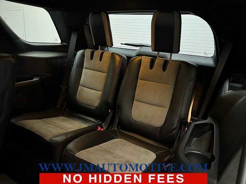 Used 2017 Ford Explorer XLT w/ XLT Technology Feature Bundle image 16