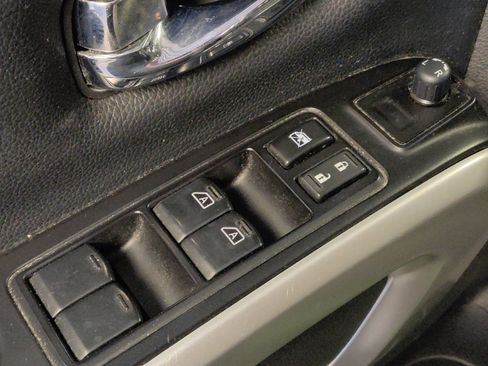 Used 2017 Nissan Titan SV image 27