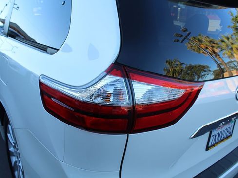 Used 2015 Toyota Sienna Limited Premium FWD image 16