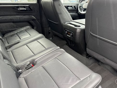 Used 2025 Chevrolet Suburban Z71 image 16