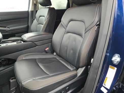Used 2025 Nissan Pathfinder SL AWD/4WD image 24