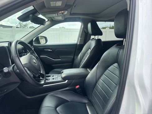 Used 2021 Toyota Highlander XLE image 11