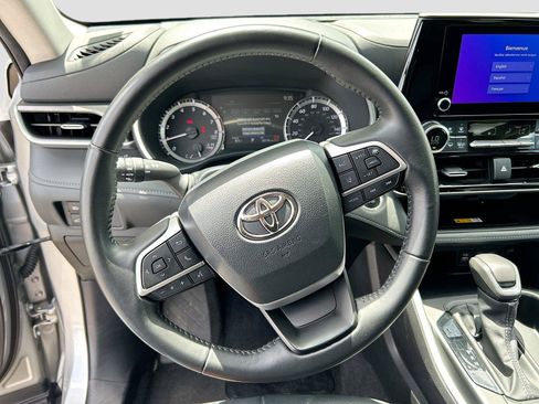 Used 2024 Toyota Highlander XLE FWD image 39