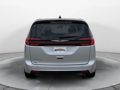Used 2024 Chrysler Pacifica Touring-L FWD image 4