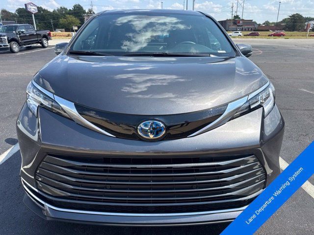 Used 2025 Toyota Sienna Limited AWD/4WD image 13
