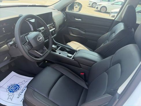 Used 2026 Nissan Pathfinder SL AWD/4WD image 16