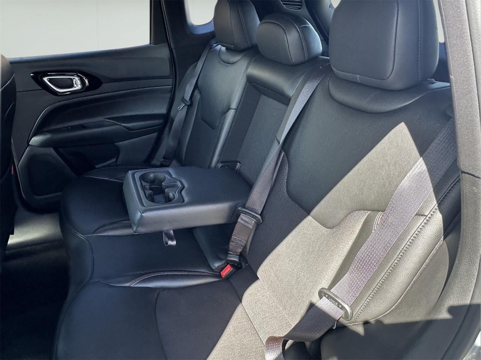 Used 2025 Jeep Compass Trailhawk AWD/4WD image 38
