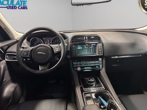 Used 2017 Jaguar F-PACE Premium image 12