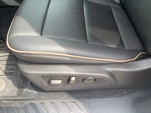 Used 2025 GMC Canyon Denali AWD/4WD image 18