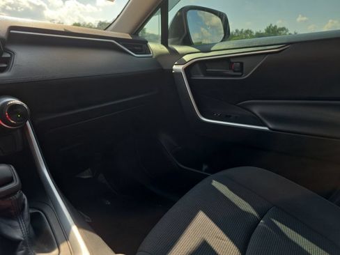 Used 2019 Toyota RAV4 LE AWD/4WD image 18