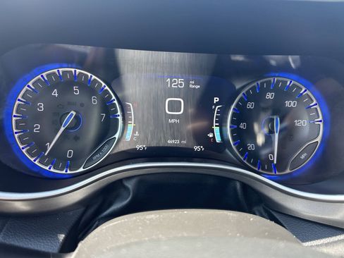 Used 2023 Chrysler Pacifica Touring-L FWD image 10