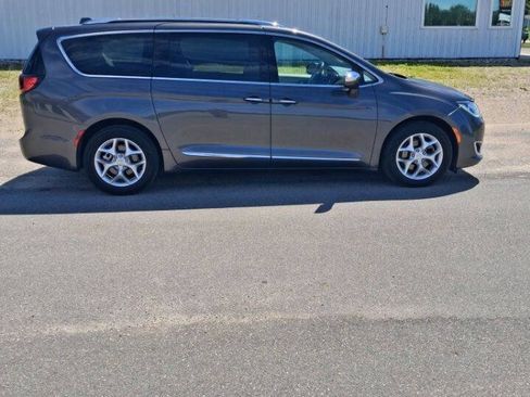 Used 2020 Chrysler Pacifica Limited FWD image 3