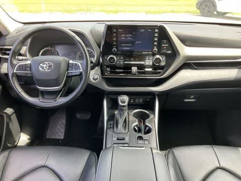 Used 2022 Toyota Highlander XLE AWD/4WD image 19