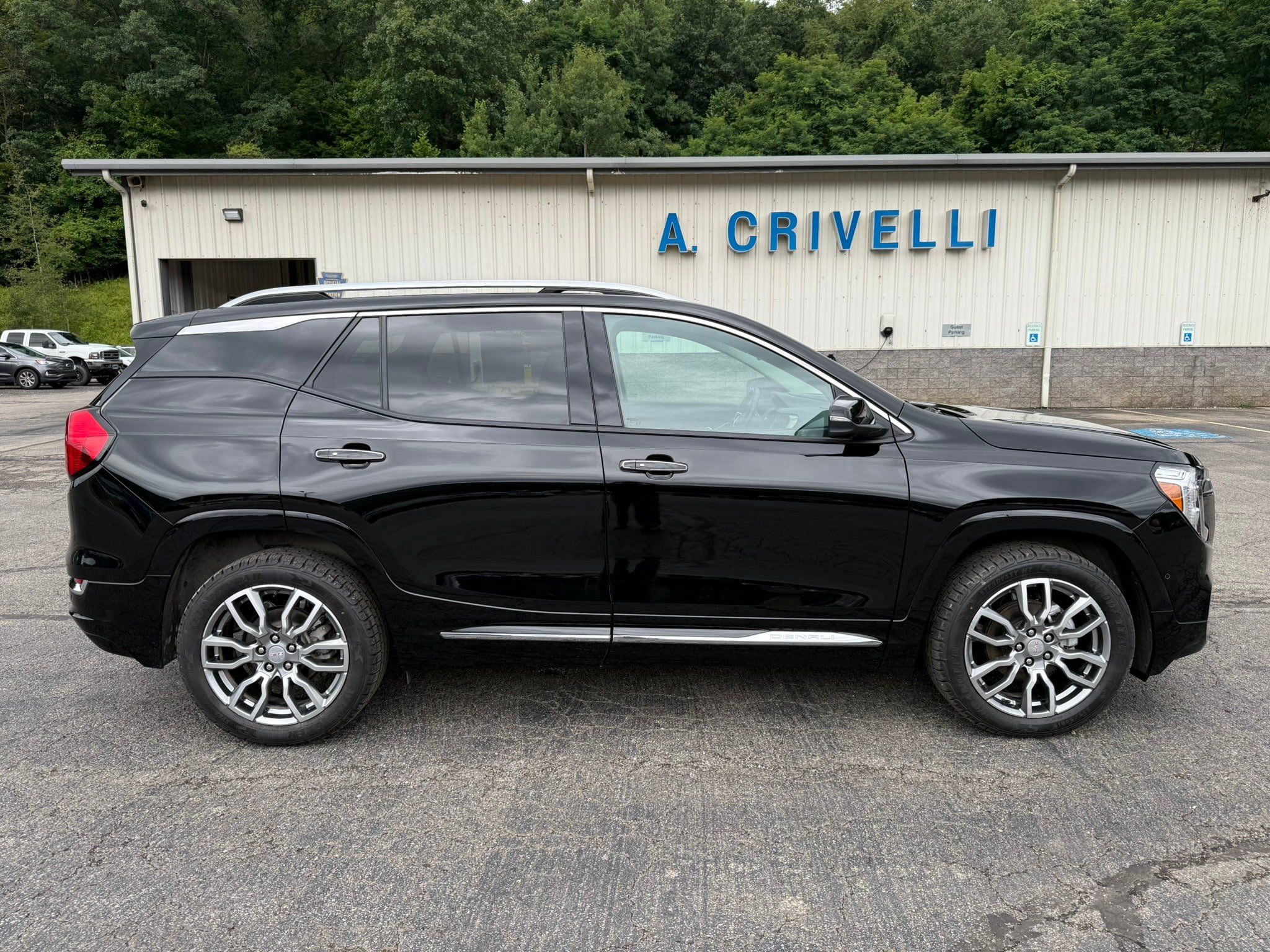 Used 2024 GMC Terrain Denali w/ Denali Premium Package AWD/4WD image 4