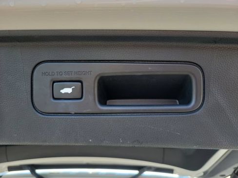Certified 2025 Honda Pilot Touring image 9