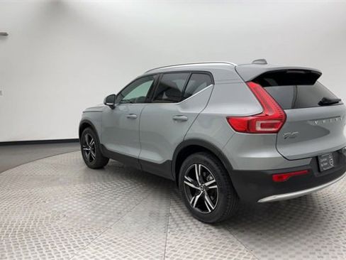 Certified 2025 Volvo XC40 B5 Core image 4