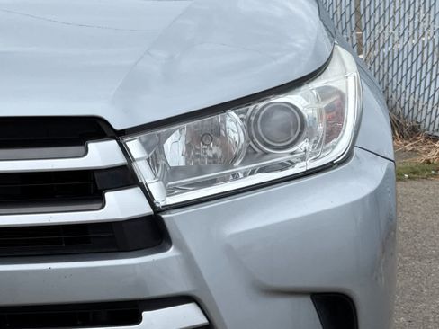 Used 2019 Toyota Highlander XLE AWD/4WD image 14