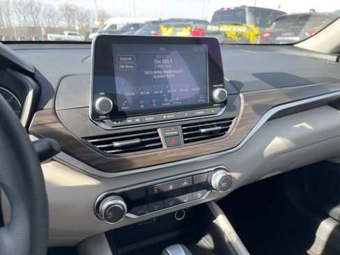 Used 2025 Nissan Altima 2.5 SV image 19