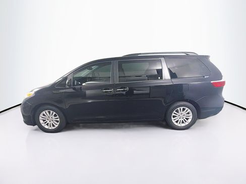 Used 2017 Toyota Sienna XLE w/ XLE Navigation Package FWD image 4