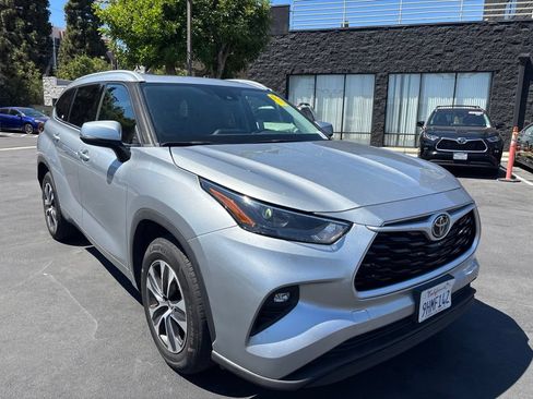 Used 2022 Toyota Highlander XLE FWD image 2