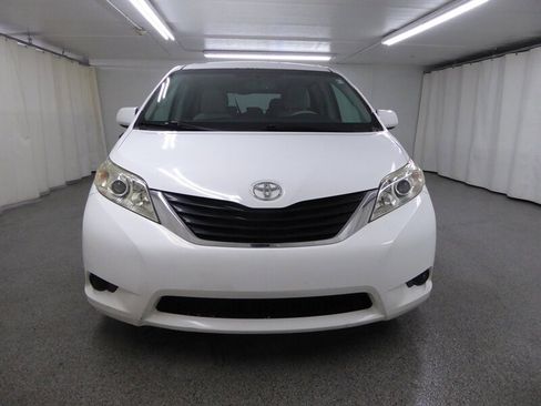 Used 2014 Toyota Sienna LE image 2