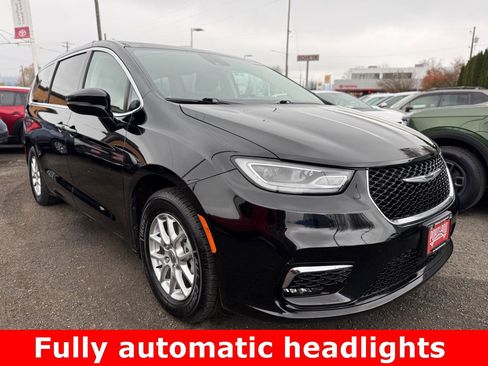 Used 2024 Chrysler Pacifica Touring-L image 3