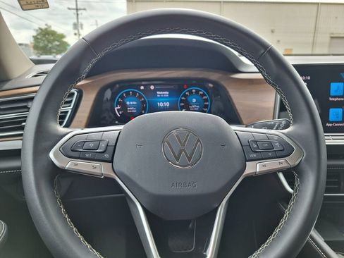 Used 2025 Volkswagen Atlas SE FWD image 19