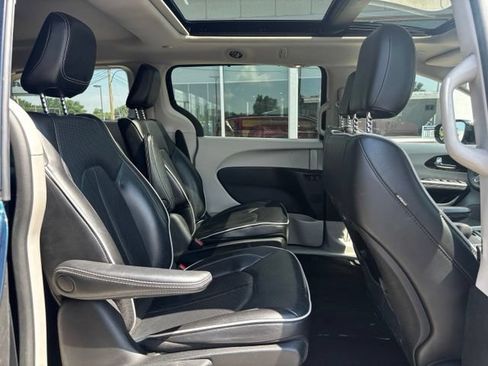 Used 2023 Chrysler Pacifica Limited FWD image 13