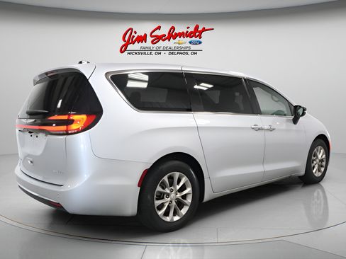 Used 2026 Chrysler Pacifica Limited FWD image 6