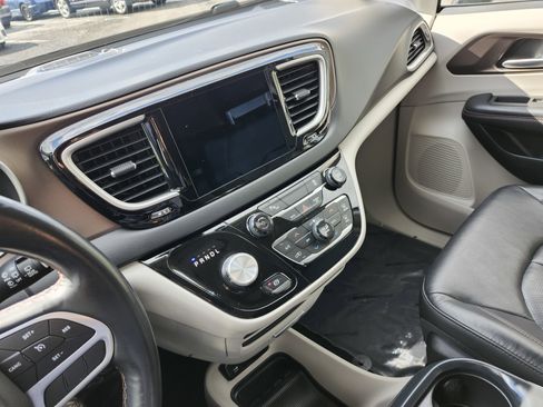 Used 2018 Chrysler Pacifica Touring-L FWD image 28