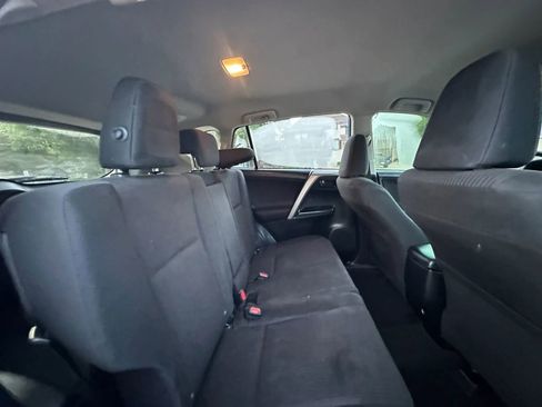 Used 2018 Toyota RAV4 LE FWD image 22