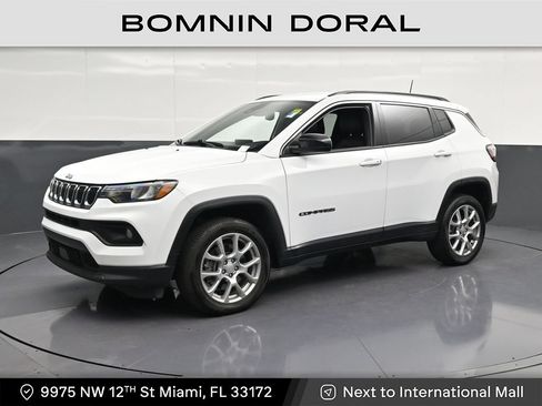 Used 2024 Jeep Compass Latitude AWD/4WD image 1