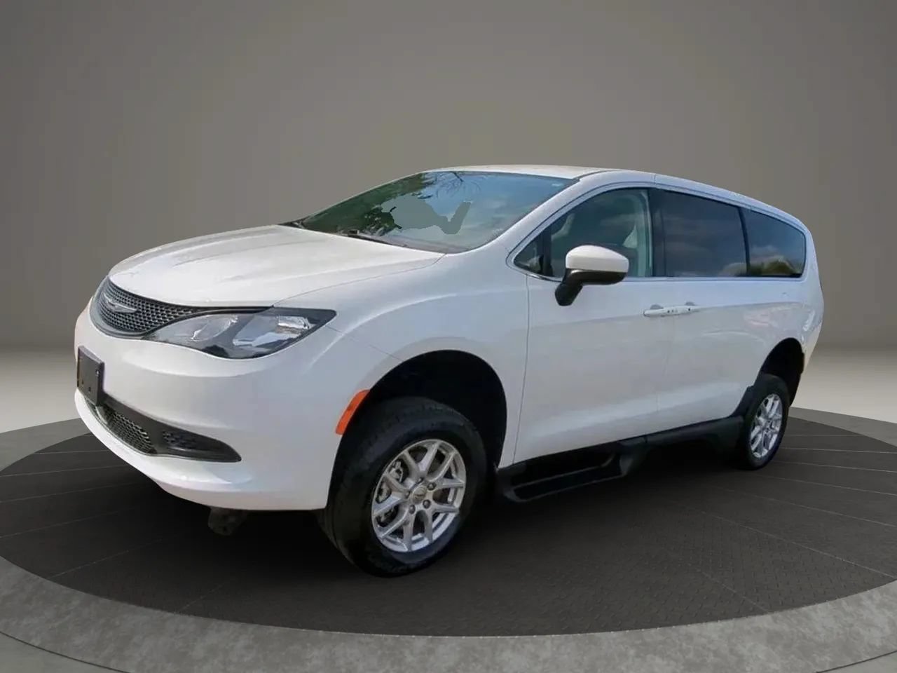 Used 2023 Chrysler Voyager LX FWD image 2