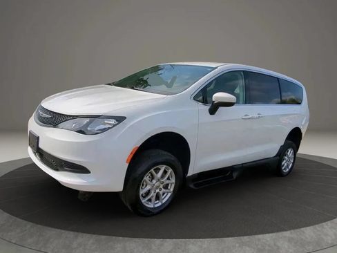 Used 2023 Chrysler Voyager LX FWD image 2