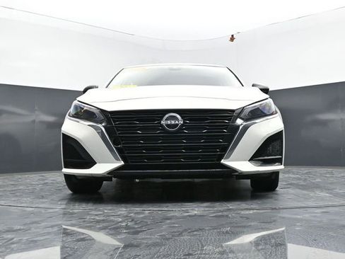Used 2025 Nissan Altima 2.5 SV FWD image 41