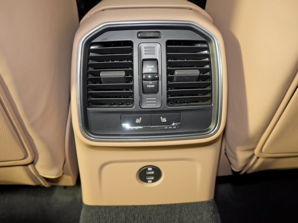 Certified 2020 Porsche Macan AWD/4WD image 38