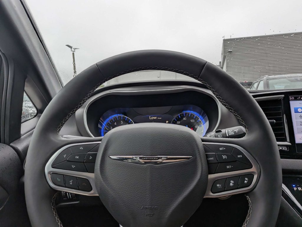 Used 2025 Chrysler Pacifica Select FWD image 22
