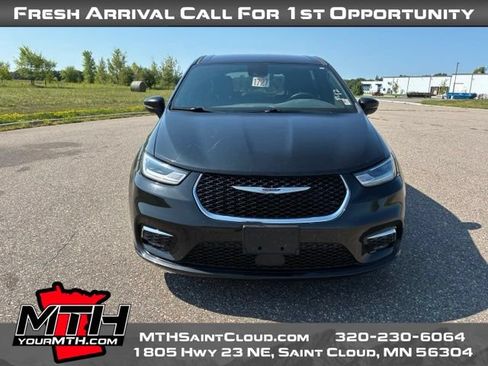 Used 2023 Chrysler Pacifica Touring FWD image 3