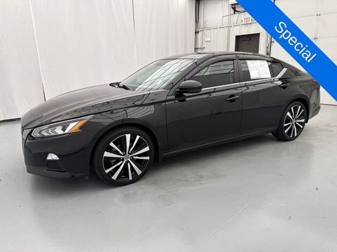 Used 2021 Nissan Altima 2.5 SR w/ SR Premium Package FWD image 3