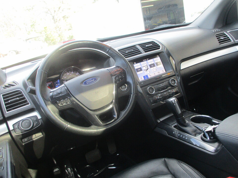 Used 2017 Ford Explorer XLT w/ Equipment Group 202A FWD image 7