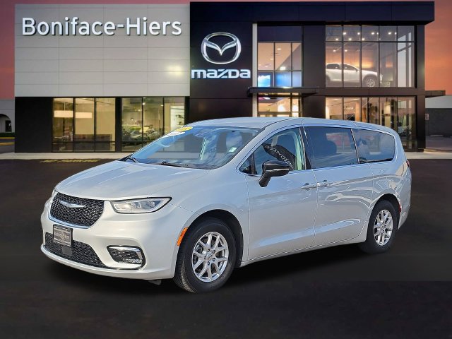 Used 2024 Chrysler Pacifica Touring-L FWD image 2